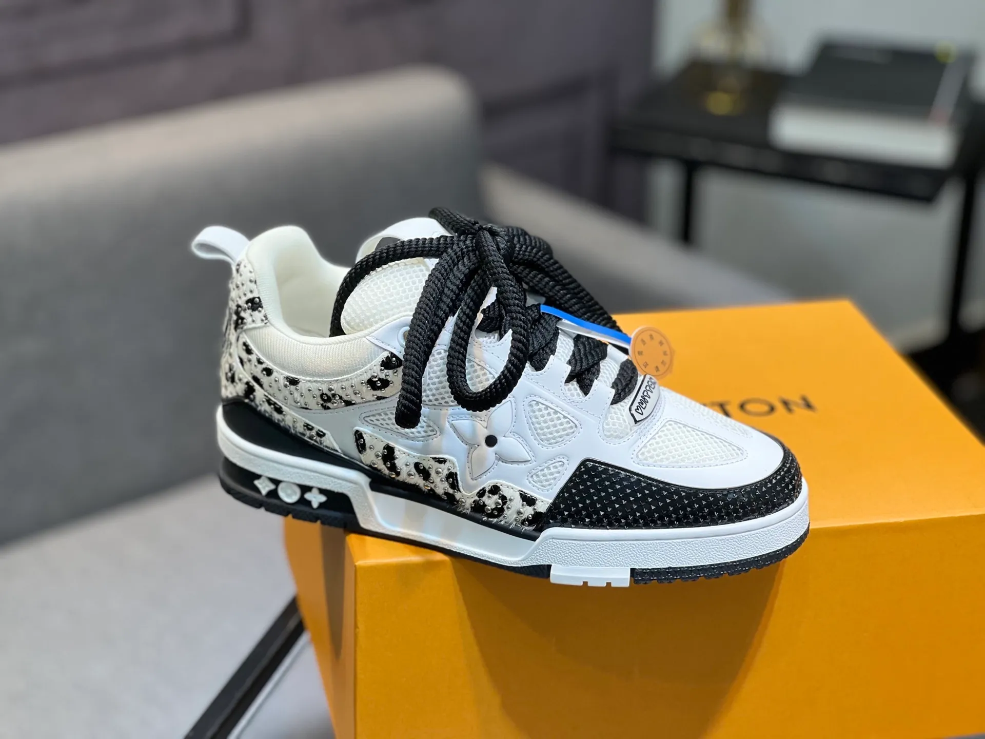 Men's men's shoes💰800 LV top version new style purchasing quality LV~Louis Vuitton LV TRAINER's best-looking sneakers, donkey brand strongly promotes new products, official website limited edition retro basketball sneakers! Both high-top and low-top models spent money to purchase 1:1 accurate reproductions of the originals. The details are invincible and full of sincerity. The imported custom-made original cowhide leather is the same as the original package. The details are 100% restored. The private model customizes the original one-piece TPU outsole. It is different from other brands. Without the original version, this effect cannot be achieved!                Men's and women's models 35-40 39-45 (46 is custom-made and cannot be returned or exchanged)